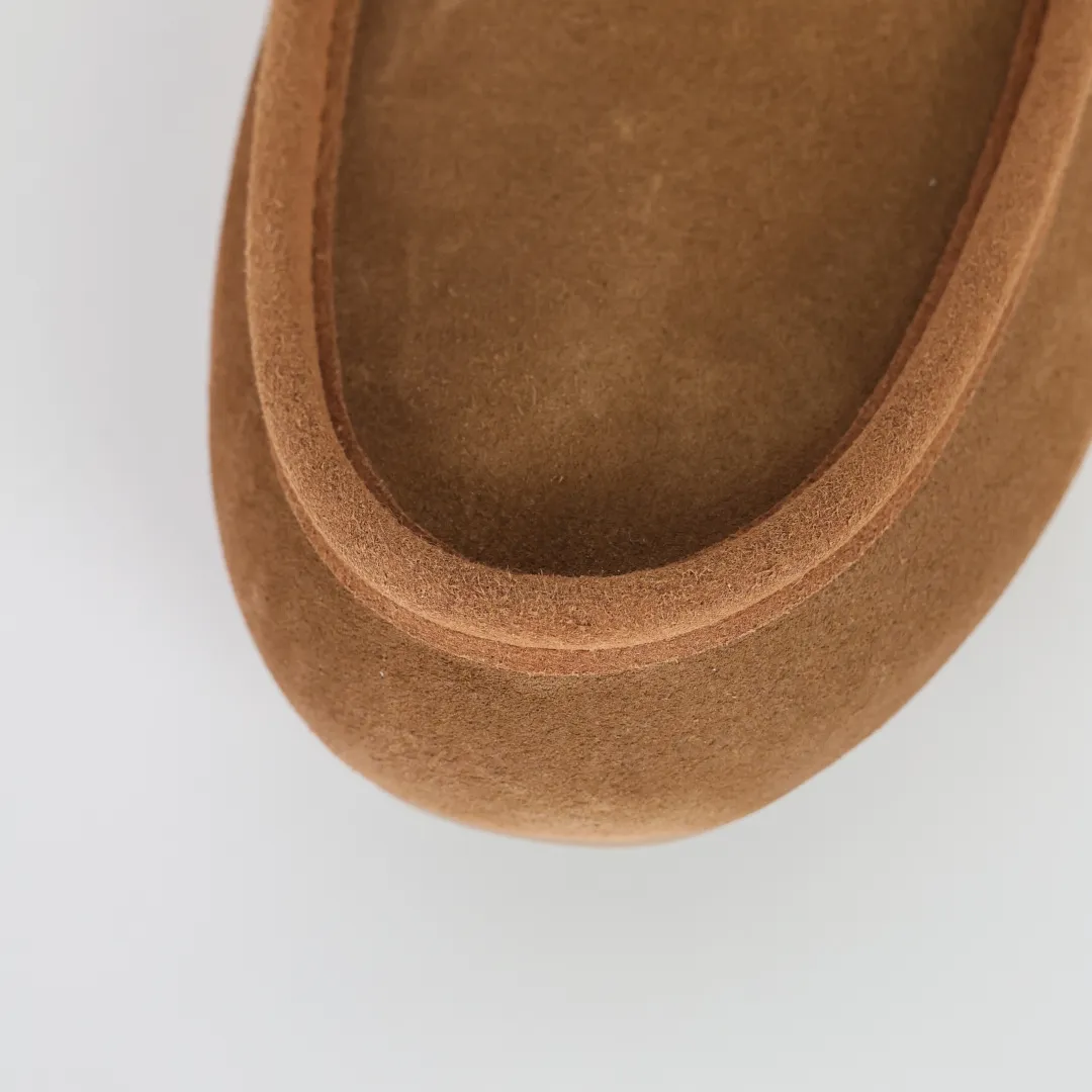 Copy price 💰560 Core recommendation Good price It is a very suitable choice for home use. In recent years, uug has launched a series of styles, which are partially geared towards the preferences of young consumers and have also moved to the forefront of fashion trends. Shoe body material: water-repellent coated suede upper, 17 mm UGGPURE™ implantable wool insole, lightweight non-slip and comfortable rubber outsole, with brand LOGO and trademark, with full packaging Size: 35 36 37 38 39 40